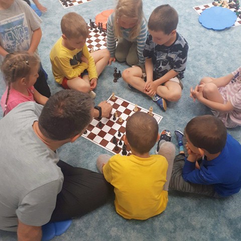 Na začátku tohoto školního roku jsme za podpory MAP Frenštát, začali se vzdělávacím blokem Veselé šachy. Děti si hravou formou osvojily základní tahy, naučily se logicky přemýšlet a být trpělivé. […]