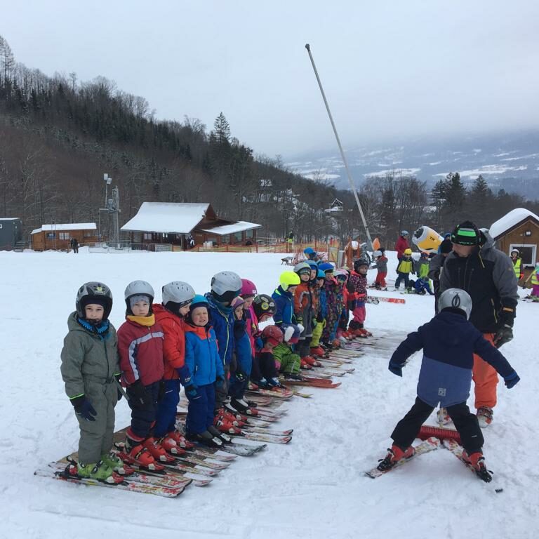 Vyrazili jsme za sportem. Skoro celá mateřská škola lyžuje a ten, kdo nelyžuje, sjíždí kopec na lopatě. Den 1. – děti se první den rozdělily na ty, které už mají […]