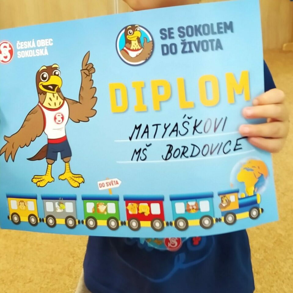 Se Sokolem do života 2022 Letos jsme znovu cvičili a plnili úkoly se Sokolem. Za odměnu děti dostaly krásné medaile a diplom. Ročník jsme završili poslechem sokolské hymny.