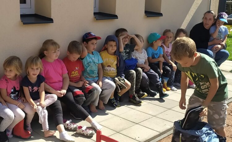 Školáček přišel navštívit děti do mateřské školy