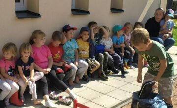 Školáček přišel navštívit děti do mateřské školy