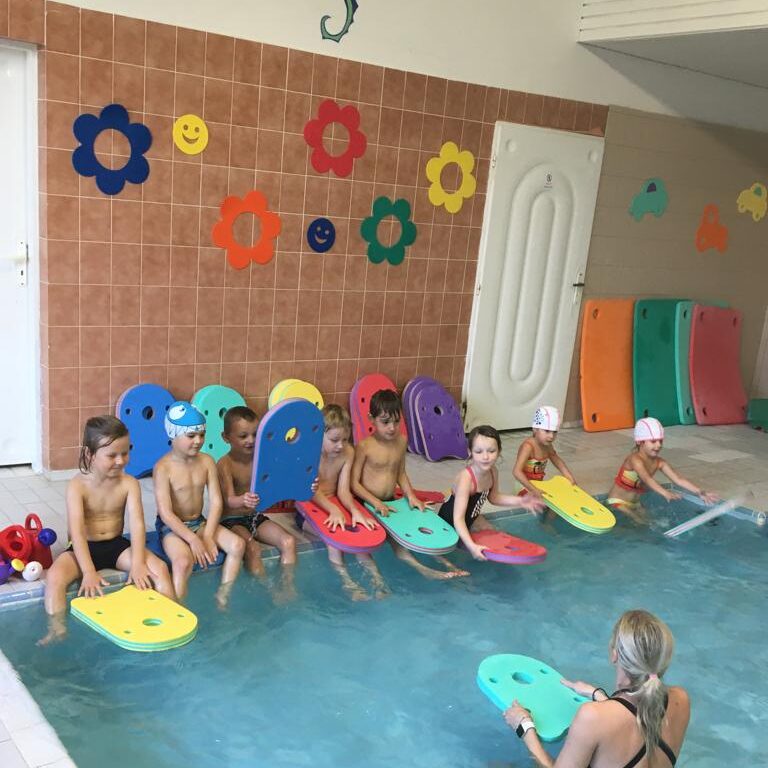 V letošním roce jsme změnili místo kurzu, jezdíme do Kopřivnice od října 2022 se 17 dětmi už od 4 let. 1. lekce První lekci zahájily děti v malém bazénku, seznámily se s vodou, […]