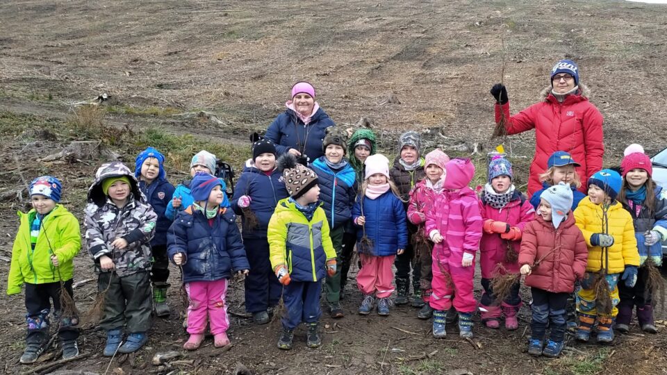 V listopadu jsme se s dětmi vydali na dlouhou výpravu, abychom pomohli panu Brožovi zasadit stromky pod Javorníkem. Pan Brož nám vysvětlil, jak to v přírodě funguje. Proč se kácí lesy, proč […]