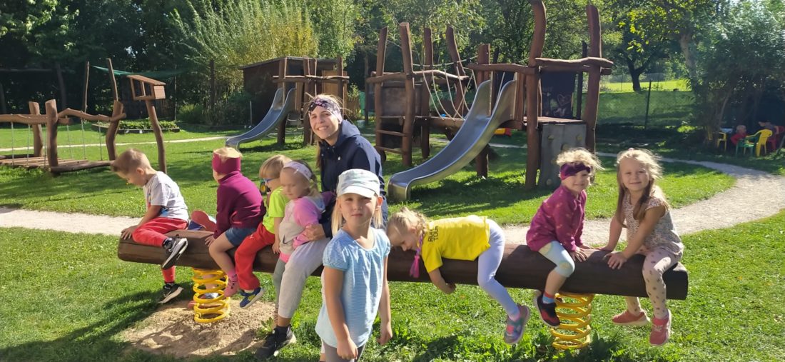 Září – seznamujeme se nejraději venku a díky naší venkovní učebně za každého počasí.