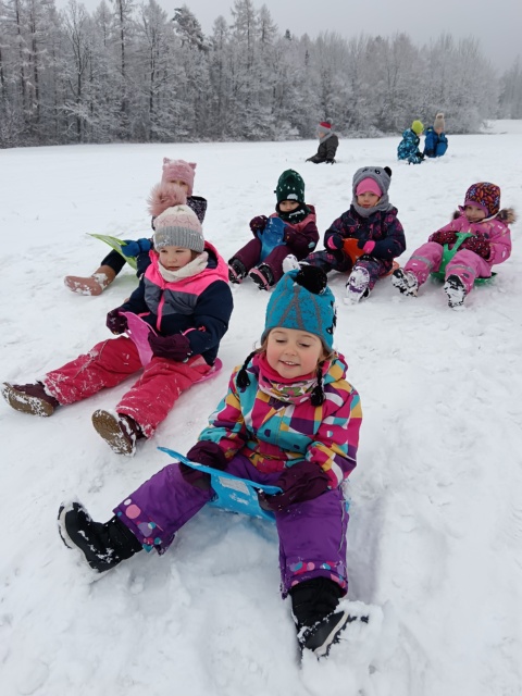 Lesní školka Mladší třída vyrazila doplnit krmení k&nbsp;jednomu z&nbsp;dětí, které má u kouzelného lesa krmelec. Ten jsme naplnili senem. Dále jsme pokračovali do kouzelného lesa dosypat zrní ptáčkům. Masopustní týden [&hellip;]