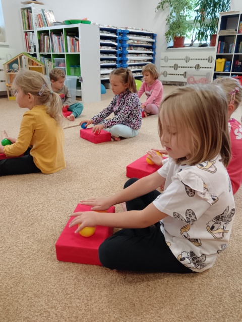 Ve třídě Země se věnujeme Metodě dobrého startu. První část patří pohybovým aktivitám celé třídy. V&nbsp;řízené činnosti dále pracujeme s&nbsp;předškoláky v&nbsp;pracovních sešitech. S&nbsp;mladšími dětmi trénuje druhá paní učitelka grafomotorické prvky [&hellip;]